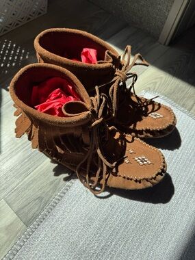 Manitobah tribal global Mukluks Brown Suede Boots L7